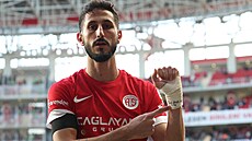 Izraelský záloník Sagiv Jehezkel z Antayasporu slaví gól proti Trabzonsporu....