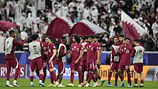 Fotbalisté Kataru se radují z výhry nad Tádikistánem.