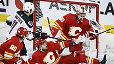 Daniel Vlada (80) v brán Calgary Flames likviduje za pomoci obrany stelu v...