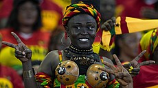Ghanská fanynka se ukazuje na tribun fotbalového mistrovství Afriky.