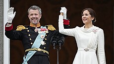 Nový dánský král Frederik X. spolen s manelkou Mary zdraví poddané z balkónu...