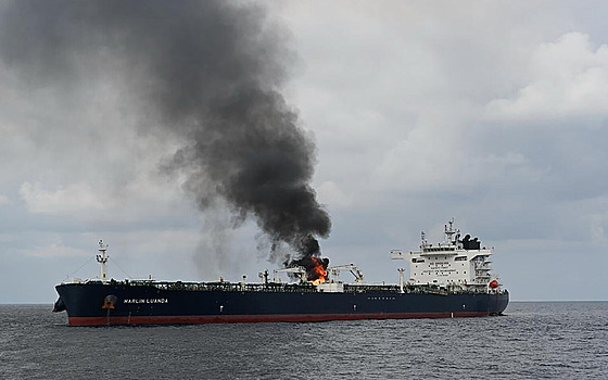 Ropný tanker Marlin Luanda hoří v Adenském zálivu poté, co ho zasáhla...