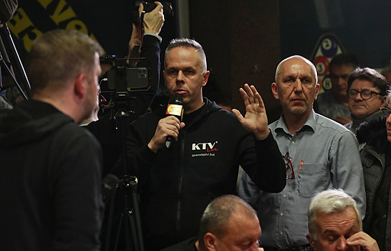Jií Medula, na snímku vpravo vedle redaktora televize KTV, který vyítal ministrloví Vítu Rakuanovi Putina v pytli na mrtvoly, a zárove kandidát SPD ve volbách v komunálních volbách v roce 2022