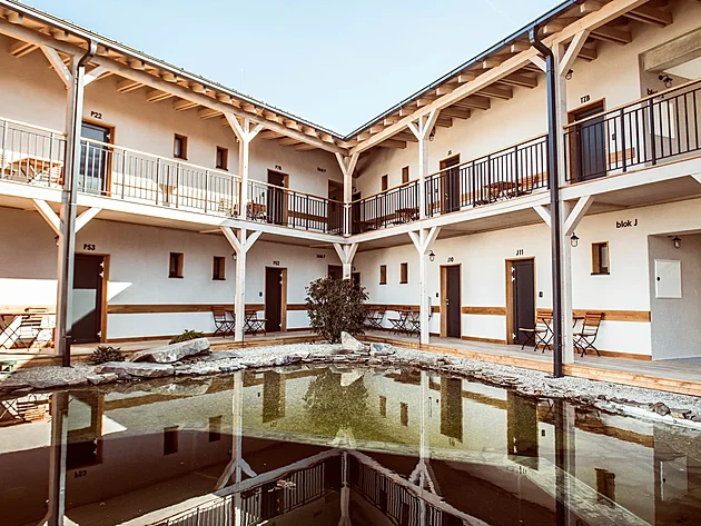 Exteriér penzionu Meridiana vás okouzlí svými propracovanými terasami