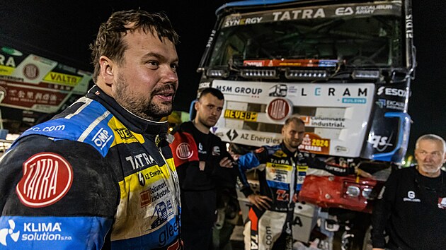 Daniel Stiblk v cli jedn z etap Rallye Dakar 2024 dkuje posdce, kterou s...