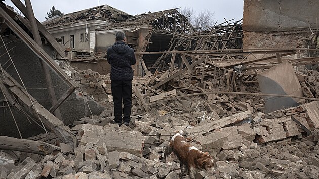 Zbytky prmyslov budovy obklopen obytnmi domy po nonm ruskm raketovm toku ve Slovjansku na Ukrajin (27. ledna 2024)
