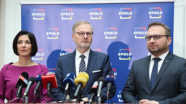 Pedsedov stran koalice SPOLU ve Snmovn - zleva Markta Pekarov Adamov (TOP 09), premir Petr Fiala (ODS) a Marian Jureka (KDU.SL)