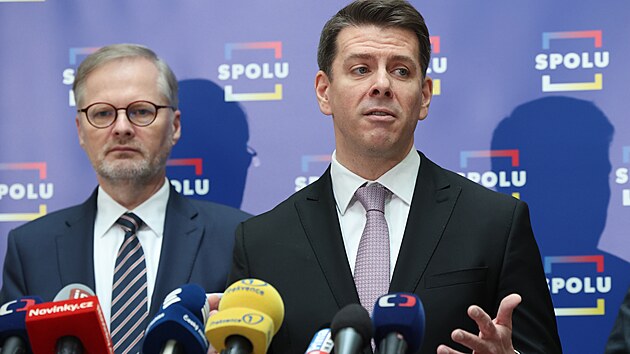 Kandidát na středočeského hejtmana Jan Skopeček a premiér Petr Fiala před podpisem spolupráce stran koalice SPOLU ve Středočeském kraji