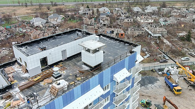 V nkterch stech Mariupolu se stav nov domy. (13. prosince 2023)