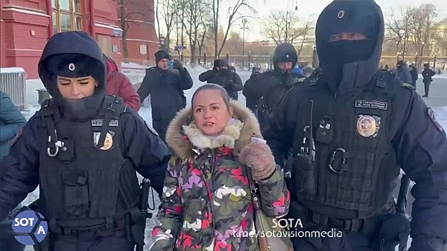 Manželka ruského vojáka Maria Andrejevová na demonstraci požaduje návrat mužů z fronty. (15. ledna 2024)