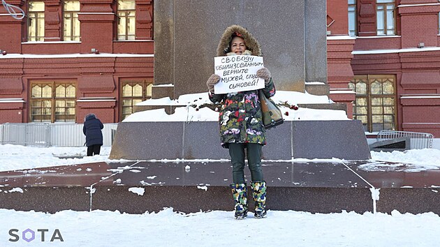 Manželka ruského vojáka Maria Andrejevová na demonstraci požaduje návrat mužů z fronty. (15. ledna 2024)