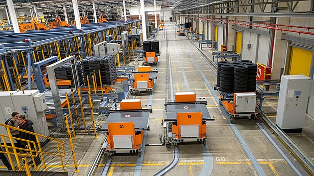 Oteven novho robotickho pln automatizovanho skladu pneumatik ve spolenosti Continental Barum v Otrokovicch na Zlnsku (29. ledna 2024)