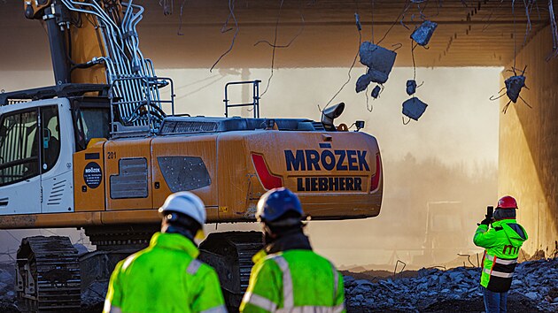 Dělníci bourají dálniční most, který je příliš malý na šest pruhů v rozšiřovaném úseku D1 u Brna. (20. ledna 2024)
