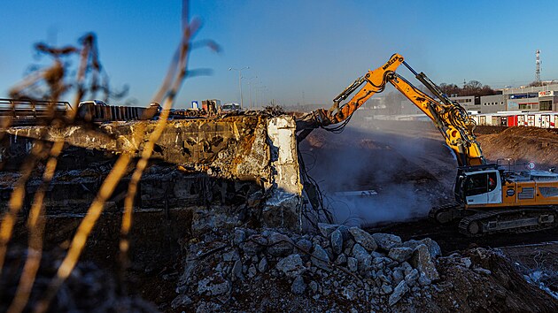 Dělníci bourají dálniční most, který je příliš malý na šest pruhů v rozšiřovaném úseku D1 u Brna. (20. ledna 2024)