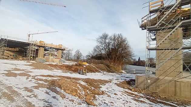 Příprava na výsun lanového mostu přes Labe v rámci severovýchodního obchvatu v Pardubicích.