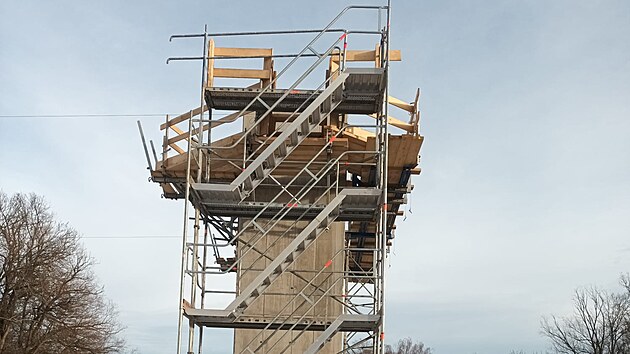 Příprava na výsun lanového mostu přes Labe v rámci severovýchodního obchvatu v Pardubicích.