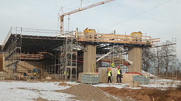 Příprava na výsun lanového mostu přes Labe v rámci severovýchodního obchvatu v Pardubicích.