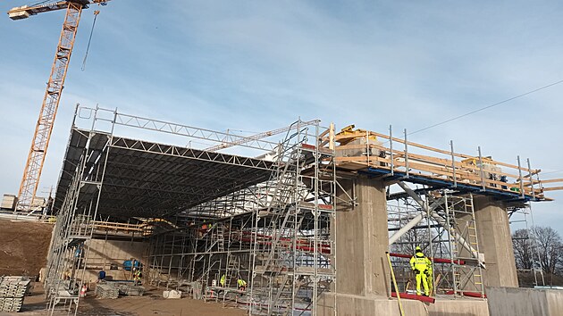 Příprava na výsun lanového mostu přes Labe v rámci severovýchodního obchvatu v Pardubicích.