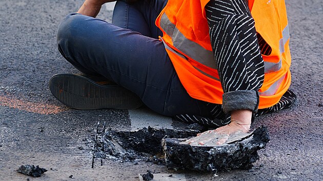 Klimatick aktivistka se na ulici v Berln pilepila rukou k asfaltu. (19. z 2023)