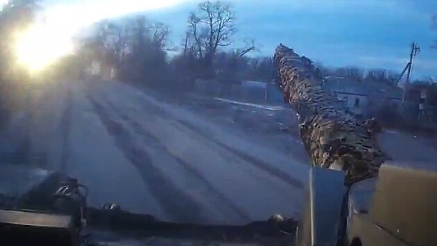 Výjezd tanku má skoro romantický nádech.