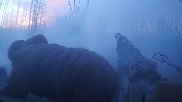 Ruský tankista kvapem opouští svůj stroj.