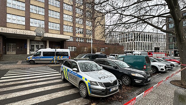 Zásah policistů v budově VŠE z důvodu anonymního nahlášení bomby. (23. ledna 2024)