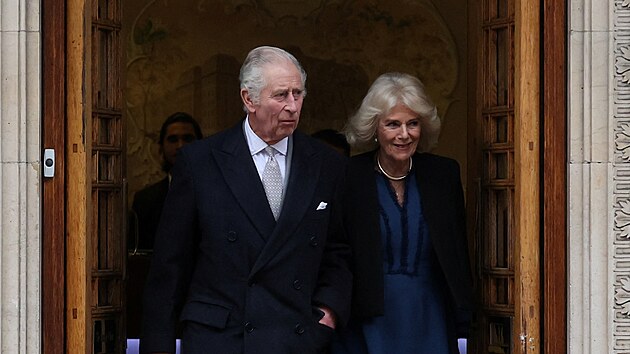 Krl Karel III. a krlovna Camilla pi odchodu z nemocnice (Londn, 29. ledna 2024)