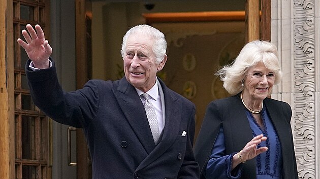 Krl Karel III. a krlovna Camilla pi odchodu z nemocnice (Londn, 29. ledna 2024)