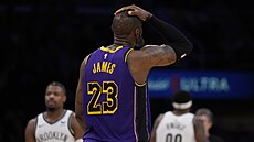Zklamaný LeBron James z LA Lakers se chytá za hlavu v zápase s Brooklyn Nets.