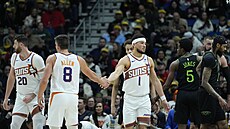 Devin Booker z Phoenix Suns (uprosted) pijímá gratulaci od spoluhráe...