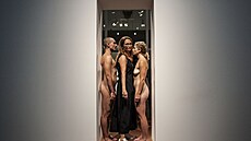 Mezi nahými tly muselo projít publikum i na výstavu The Cleaner ve Florencii v...