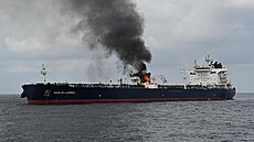 Ropný tanker Marlin Luanda hoí v Adenském zálivu poté, co ho zasáhla...