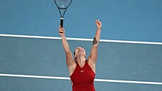 Aryna Sabalenková z Bloruska se raduje z vítzství na Australian Open.