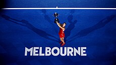 Bloruska Aryna Sabalenková pózuje s trofejí pro vítzku Australian Open.