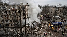 Záchranái v Charkov pracují u obytné budovy, která byla tce pokozena pi...