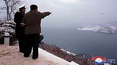 Severokorejský vdce Kim ong-un se úastní testu stely s plochou dráhou letu...