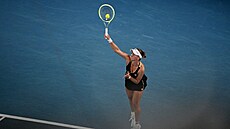 eská tenistka Barbora Krejíková podává ve tvrtfinále Australian Open.