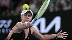 Barbora Krejíková se natahuje za bekhendem ve tvrtfinále Australian Open.