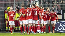 Fotbalisté Unionu Berlín oslavují vítzný gól v bundesligovém utkání proti...