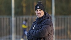 Zlínský trenér Bronislav ervenka sleduje pípravný zápas s Brnem.