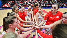 Basketbalistky BLK Slavia Praha se povzbuzují.