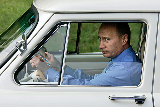 Ruský prezident Vladimir Putin pijel v roce 2005 svou Volhou z roku 1956 na...