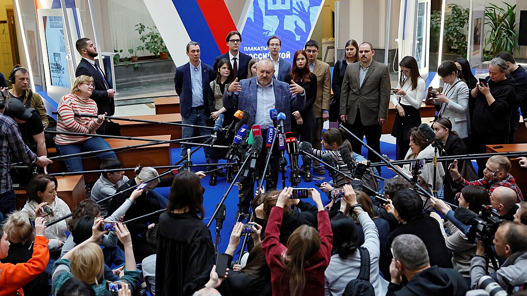 Ruský politik Boris Naddin ve stedu odevzdal ústední volební komisi podpisy...