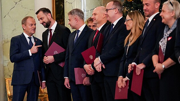 Inaugurace nov polsk vldy. Vlevo premir Donald Tusk, vpravo od nj ministr obrany Wladyslaw Kosiniak-Kamysz (13. prosince 2023)