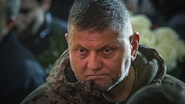 Nelnk ukrajinskho generlnho tbu Valerij Zalunyj na pohbu obt nehody vrtulnku na kyjevskm pedmst Brovary (21. ledna 2023)