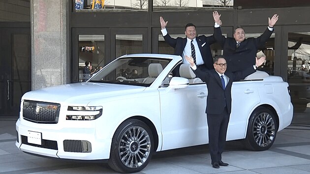 TĚŽKÁ VÁHA TOYODA. Předseda představenstva Toyoty a vnuk zakladatele automobilky Akio Toyoda si opět pustil pusu na špacír. Na tokijském autosalonu prohlásil, že podle jeho názoru, „bez ohledu na to, jak velký pokrok udělají elektromobily, tak si myslím, že budou mít stále pouze 30% podíl na trhu,“ a proto ho podle jeho mínění nebudou ovládat. Říct to někdo jiný, asi by si mnozí klepali na čelo, ale když to řekne šéf automobilky, která loni stanovila nový světový rekord prodejem 11,2 milionu aut, tak to už má nějakou váhu. Jako by chtěl své postavení zdůraznit, vyfotil se se zápasníky sumo, kteří si vyzkoušeli nový luxusní SUV kabriolet Toyota Century.