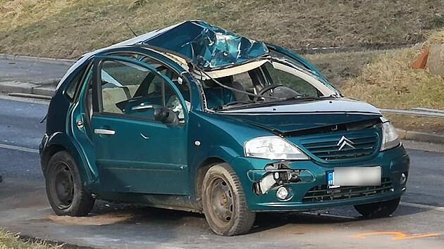 Nákladnímu automobilu se při podjíždění viaduktu v Klatovech strhl návěs, který spadl na protijedoucí osobní auto. V něm cestovali dva lidé, jeden z nich na místě zemřel.