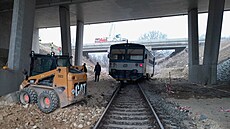 U Chluman na Lounsku se na pejezdu srazil bagr s vlakem, který vykolejil (30....