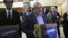Ruský politik Boris Naddin ve stedu odevzdal ústední volební komisi podpisy...