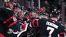 Hokejisté Ottawa Senators slaví gól Bradyho Tkachuka (7).